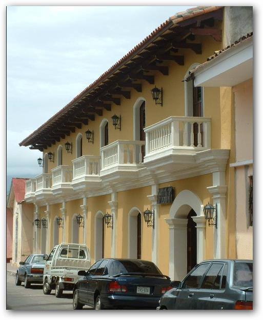 fachada colonial con balcones